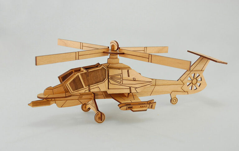 Un puzzle en bois 3D d'hélicoptère, avec des détails complexes, fabriqué avec précision grâce à la technologie laser.
