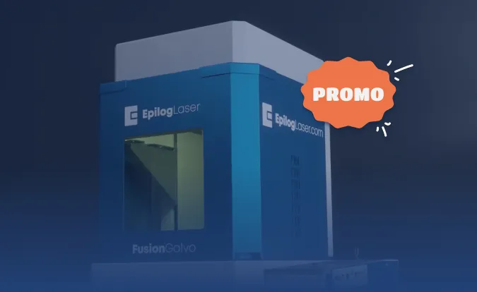 Une machine laser Epilog bleue et blanche est représentée, avec le texte « PROMO » en forme de nuage à proximité. La machine est identifiée comme « Fusion Galvo » sur le devant. Larrière-plan est un dégradé de bleu foncé.