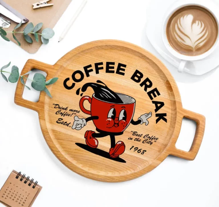 Un plateau rond en bois avec des poignées présente une tasse de café de bande dessinée et des phrases vibrantes, toutes créées à l'aide de la technologie de l'imprimante sur objet pour un design "COFFEE BREAK" plein de vie.