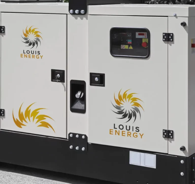 Un grand générateur industriel beige et noir affiche le logo Louis Energy et un motif de tourbillon jaune et noir, créé à l'aide d'une imprimante sur objet, sur son panneau latéral et sa porte. Le panneau de commande avec ses boutons et ses indicateurs est visible sur la droite.