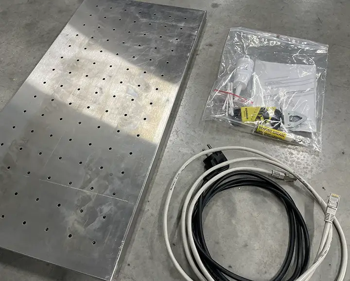 Kit machine d'occasion, table de travail pleine, sachet avec tout ce qu'il faut pour l'entretien de la lentille et les câbles d'alimentation et Ethernet.