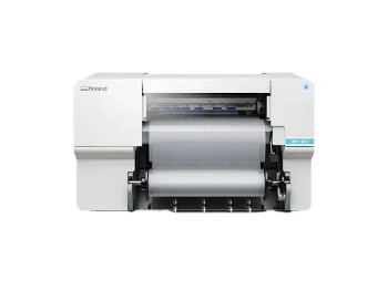 Imprimante Roland BN-20D blanche avec rouleau de papier en façade et panneau de commande à droite, conçue pour les tâches d'impression professionnelles ou industrielles, idéale pour les applications dtf d'impression.