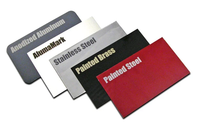 Cinq plaques métalliques rectangulaires - aluminium anodisé, AlumaMark, acier inoxydable, laiton peint et acier peint - présentent des finitions en gris, argent, noir et rouge produites à l'aide d'un laser marqueur avec la précision du laser CO2.