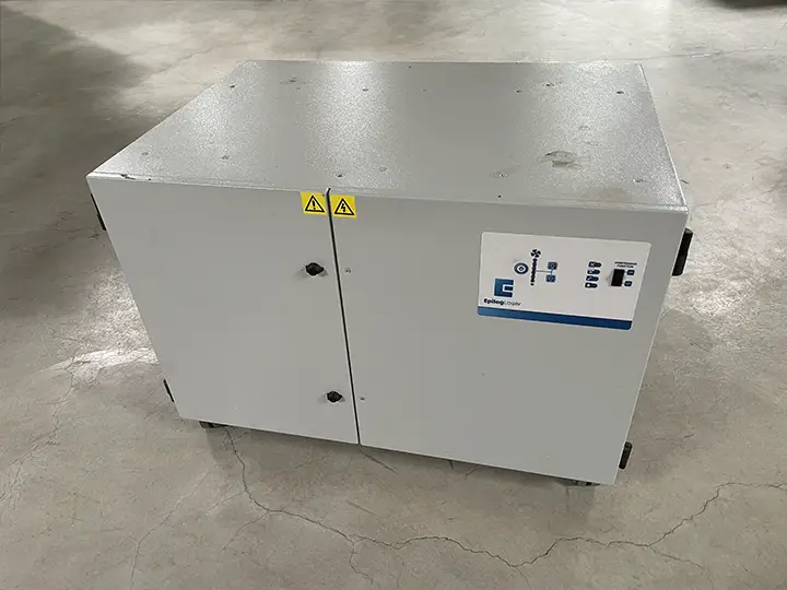 Un filtre table BOFA Z24 rectangulaire avec un panneau d'affichage et des étiquettes d'avertissement.