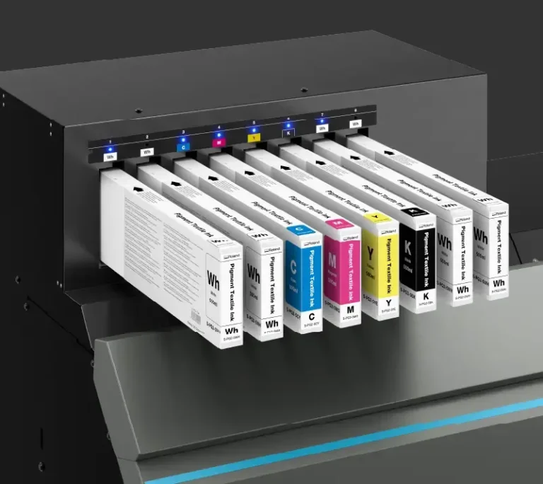 Vue rapprochée de huit cartouches d'encre insérées dans une imprimante DTF grand format, étiquetées blanc, cyan, magenta, jaune, noir et noir clair, chacune avec les voyants lumineux correspondants au-dessus.