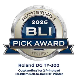 Un badge argenté et bleu portant la mention 2026 BLI Pick Award avec Keypoint Intelligence et Tested. Le texte ci-dessous se lit comme suit : Roland DG TY-300 Outstanding 1 or 2 Printhead 60-80cm Roll-to-Roll Impression DTF Printer.