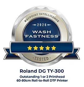 Un badge circulaire argenté et bleu indique 2026 Wash Fastness Tested, avec cinq étoiles. En dessous, le texte indique : Roland DG TY-300 Outstanding 1 ou 2 Printhead 60-80cm Roll-to-Roll Impression DTF Printer.