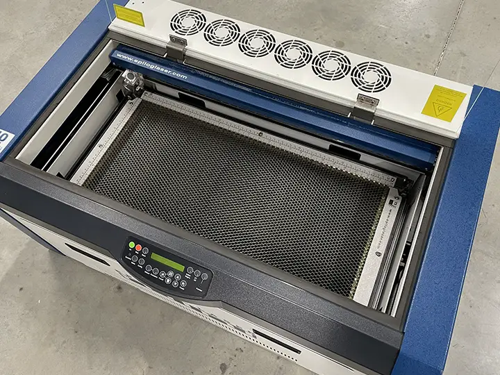 Intérieur d'un graveur laser CO2 EPILOG d'occasion vendu par GAMMA-TEC
