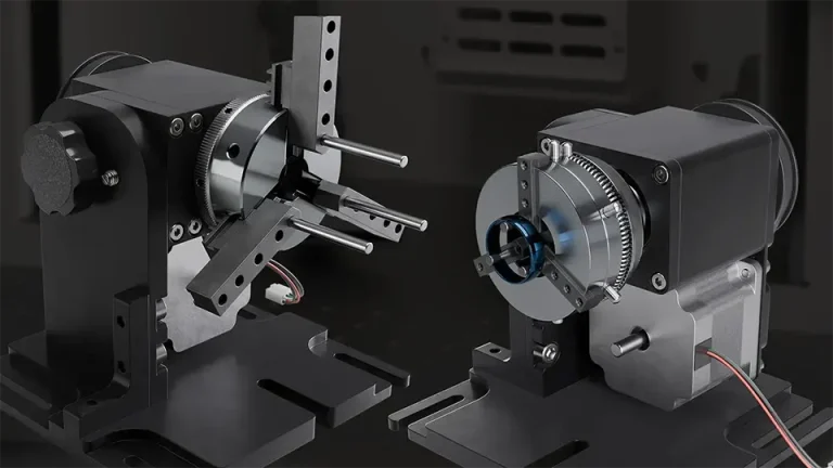 Deux outils rotatifs en métal montés sur des bases, chacun avec un mécanisme de mâchoire à engrenage et des tiges en métal, conçus pour maintenir ou faire tourner des objets avec précision - idéal pour une utilisation avec des systèmes laser à fibre galvaudée dans des environnements industriels ou de laboratoire.