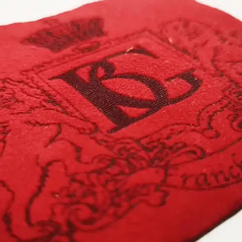 Ce superbe patch en tissu rouge offre un avant-goût de personnalisation textile avec son design ornementé. Il comporte un « B » central flanqué de deux lions et dune couronne, tandis que le nom « Franck » orne le bas en écriture élégante.
