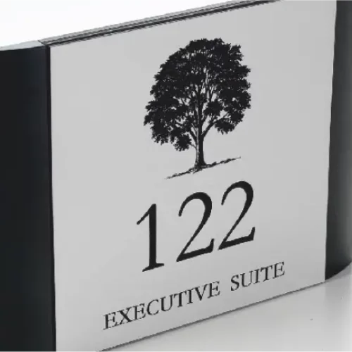 Panneau rectangulaire avec bordure latérale noire affichant le numéro « 122 » sous une illustration darbre. Les mots « EXECUTIVE SUITE » sont inscrits sous le numéro. Le fond est blanc.