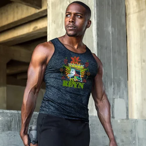 Un homme vêtu d'une chemise de sport sans manche de couleur foncée avec une impression colorée DTF et le mot RAVN se tient à l'extérieur près de structures en béton, tenant une bouteille d'eau et regardant sur le côté.