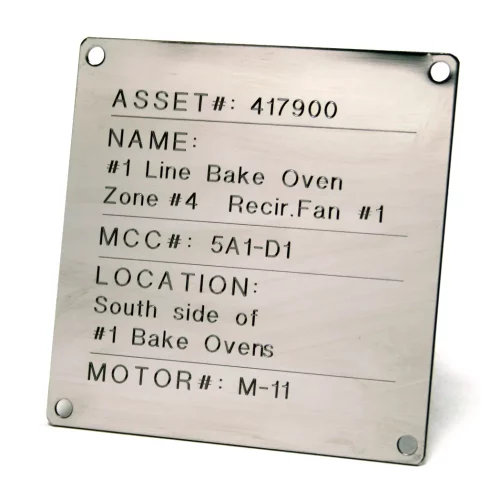 Une étiquette métallique avec un texte gravé indiquant le numéro d'actif 417900, le nom de l'équipement, le numéro MCC, l'emplacement (côté sud du four #1) et le numéro de moteur M-11.
