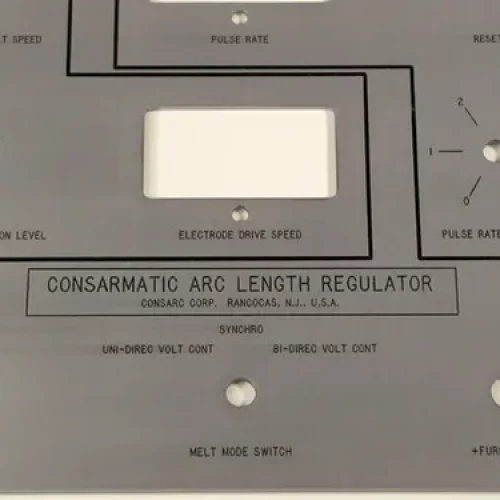 Un panneau de commande métallique étiqueté Consarmatic Arc Length Regulator comporte des étiquettes pour des boutons et des interrupteurs tels que SYNCHRO MELT SPEED, PULSE RATE et MAIN POWER - un composant essentiel pour les machines de fraisage héliogravure, mais sans commandes installées pour l'instant.