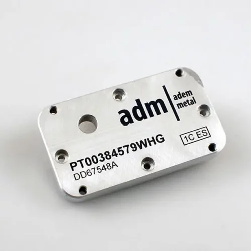 Une plaque métallique rectangulaire avec six trous de vis, étiquetée adm | adem metal et marquée des identifiants PT00384579WHG, 1C ES, et DD67548A est gravée avec précision par un laser co2 marqueur sur un fond blanc uni.