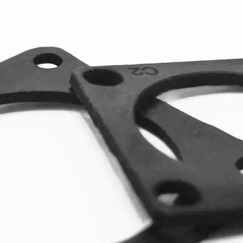 Ce gros plan présente deux joints noirs aux découpes circulaires, superposés sur un fond blanc immaculé. Doté de petits trous près des bords, peut-être à des fins de fixation ou dalignement, le marquage de précision du silicone ajoute une touche dingénierie méticuleuse.