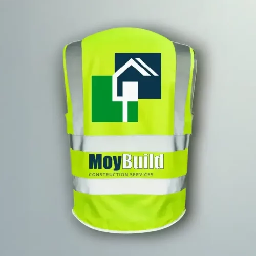 Un gilet de sécurité jaune fluorescent avec des bandes réfléchissantes. Le dos présente un logo bleu et vert sur le thème de la maison et le texte Moy Build Construction Services est imprimé sous le logo.