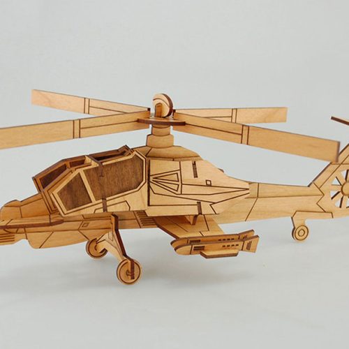 Un puzzle en bois 3D d'hélicoptère, avec des détails complexes, fabriqué avec précision grâce à la technologie laser.