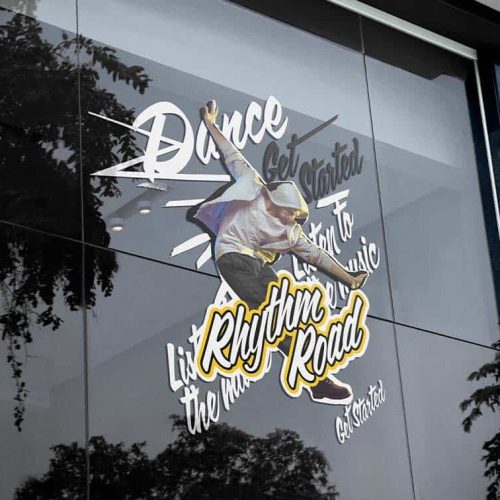 Une danseuse dans une pose dynamique est imprimée à laide dune imprimante/découpeuse à jet dencre sur une vitre. Le texte indique « Dance Rhythm Road » avec des phrases comme « Get Started », « Listen » et « Feel the music » en arrière-plan. Les arbres se reflètent magnifiquement dans la vitre.